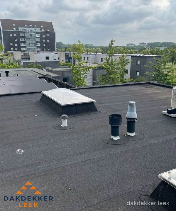 Groot plat dak met lichtkoepel en dakdoorvoeren in Leek Groot plat dak met lichtkoepel en dakdoorvoeren in Leek