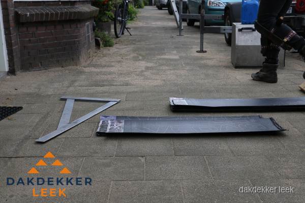 Dakbedekkingsmateriaal en zinkwerk klaargelegd voor reparatie in Leek Dakbedekkingsmateriaal en zinkwerk klaargelegd voor reparatie in Leek
