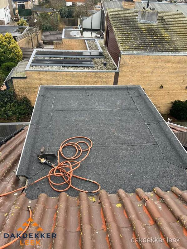 Reparatie aansluiting plat dak en schuin dak in Leek Reparatie aansluiting plat dak en schuin dak in Leek