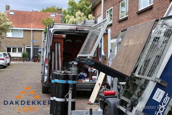 Dakdekkersbusje met materiaal en ladderlift voor dakpannen vervangen in Leek Dakdekkersbusje met materiaal en ladderlift voor dakpannen vervangen in Leek