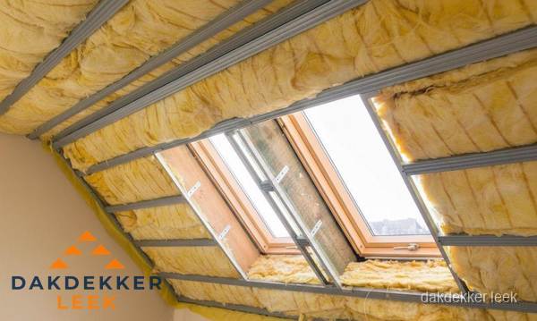Schuin dak isoleren met glaswol bij dakraam in Leek Schuin dak isoleren met glaswol bij dakraam in Leek