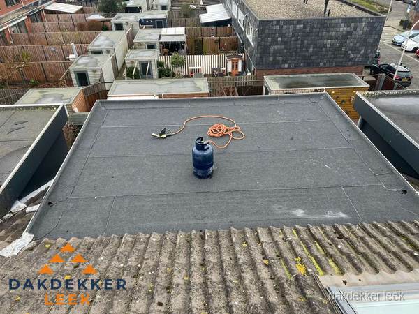 Dakrenovatie afgerond met nieuwe bitumen dakbedekking in Leek Dakrenovatie afgerond met nieuwe bitumen dakbedekking in Leek
